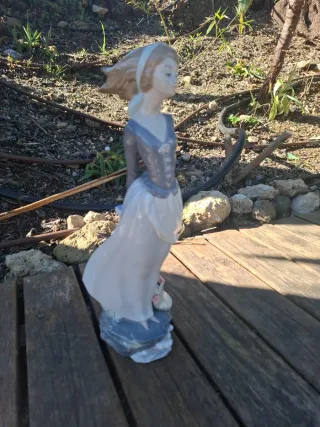 Figura de porcelana mujer con flores LLADRÓ