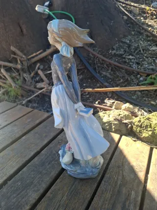 Figura de porcelana mujer con flores LLADRÓ