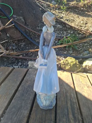 Figura de porcelana mujer con flores LLADRÓ