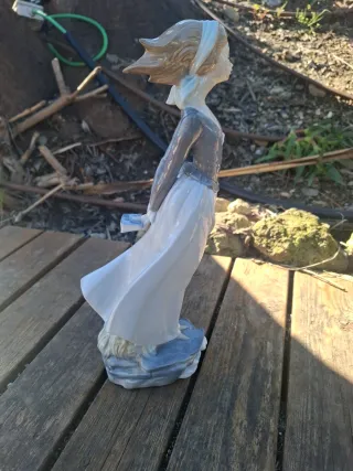 Figura de porcelana mujer con flores LLADRÓ