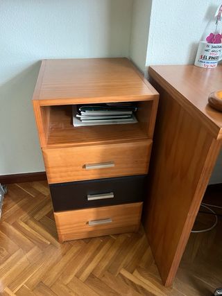 Habitación completa: Cama, 2 mesitas, escritorio