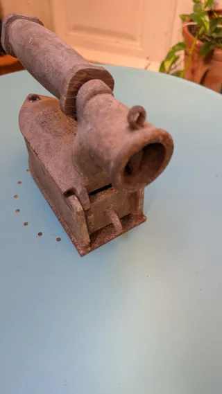 Plancha antigua de hierro fundido