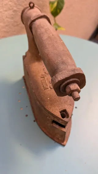 Plancha antigua de hierro fundido