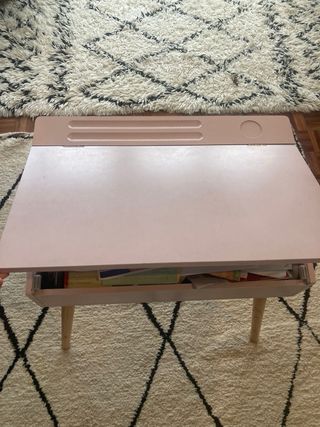 Escritorio y silla infantil rosa
