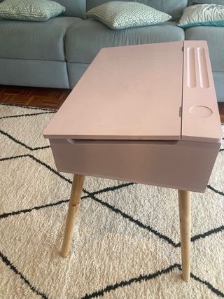 Escritorio y silla infantil rosa