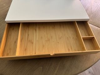 Soporte Escritorio Bambú y Metal Blanco