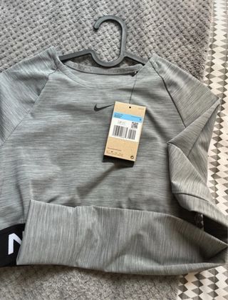 Top Nike Pro gris con etiqueta