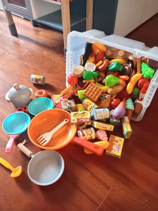 Cucina in legno funzionante + utensili/cibo.