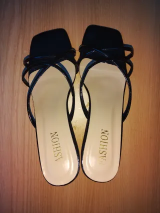 Sandalias negras de tiras