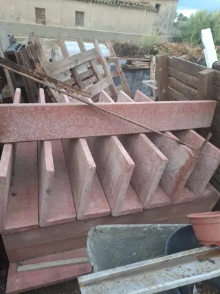 Peldaños de hormigón nuevos