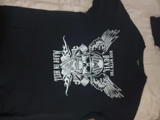 Camiseta Estampada Calavera y Alas