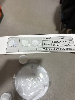 5 Lámparas LED redondas blancas y una cuadrada lED