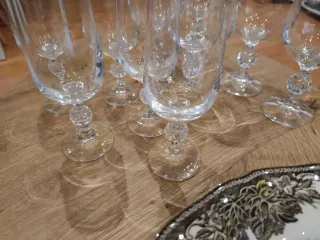 Platos Johnson Bros y 12 copas cristal Bohemia