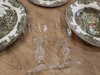 Platos Johnson Bros y 12 copas cristal Bohemia