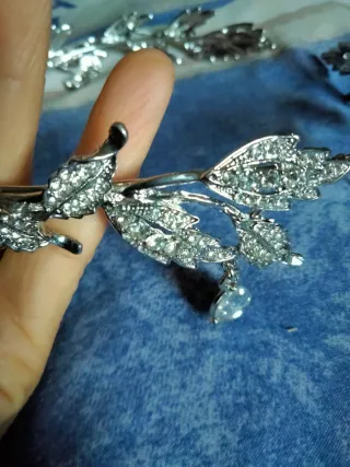 Tiara elegante con colgante