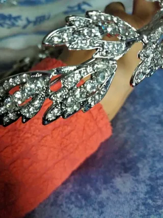 Tiara elegante con colgante