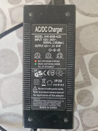 Cargador AC/DC 42V 2A 84W Patinete Eléctrico