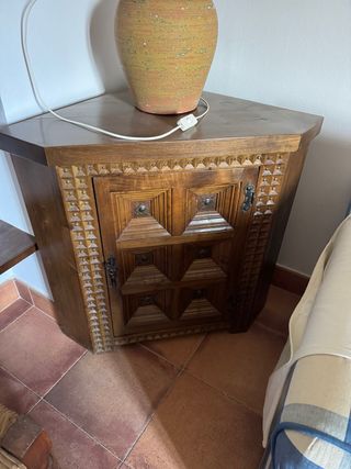 Mesa esquinera rústica de madera