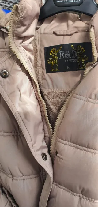 Chaqueta acolchada beige/rosa con cinturón