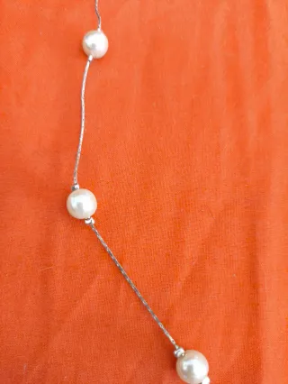 Collar de plata con perlas flotantes