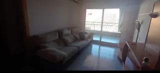 Sofá beige de tela en buen estado