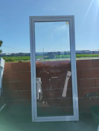 Puerta de aluminio con cristal