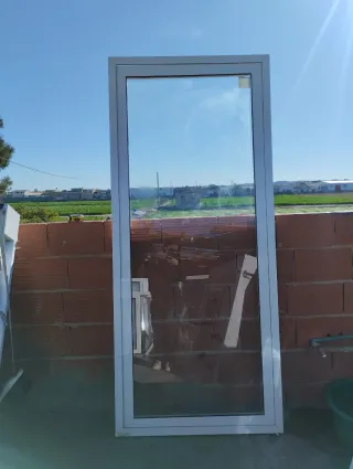 Puerta de aluminio con cristal