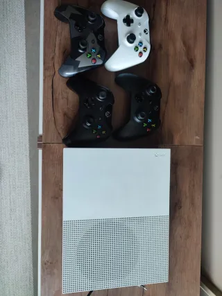 Xbox One + 4 joystick (1 difettoso) nuovi