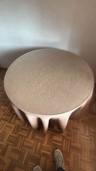 Mesa camilla redonda con faldón marrón