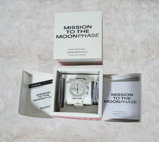 Swatch Mission to the Moonphase Snoopy Bianco