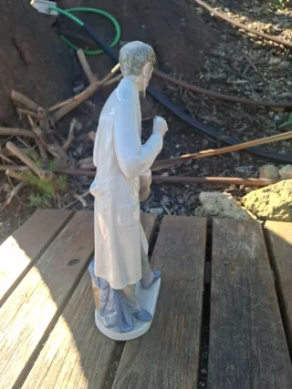 Figura de porcelana de médico con perro LLADRÓ