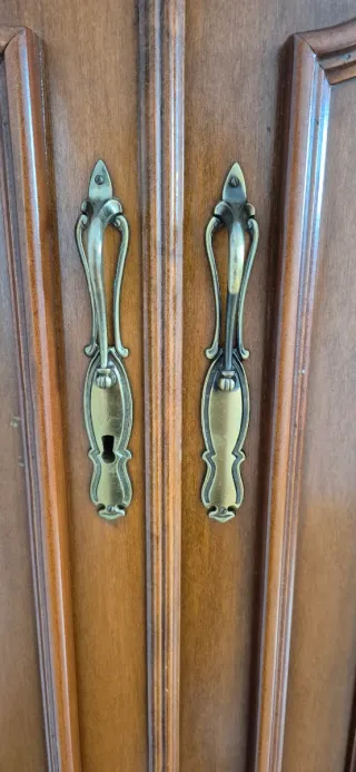 Armario antiguo de madera