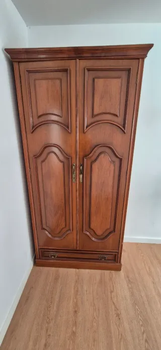 Armario antiguo de madera