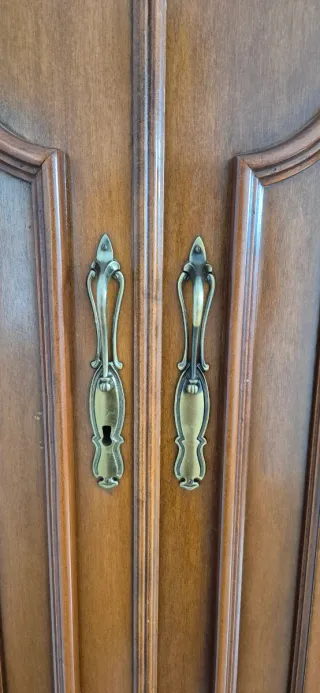 Armario antiguo de madera