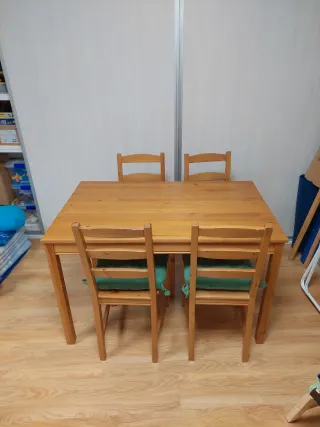 Mesa comedor Ikea y 4 sillas madera