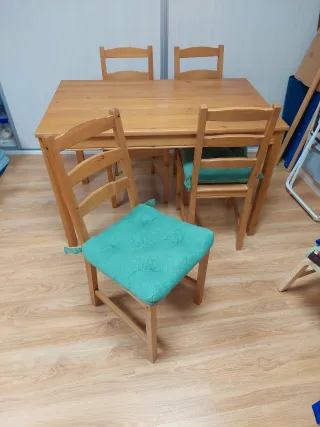 Mesa comedor Ikea y 4 sillas madera