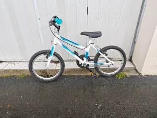 Bicicleta infantil blanca y azul
