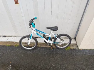 Bicicleta infantil blanca y azul