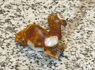 Figura de piedra tallada artesanal