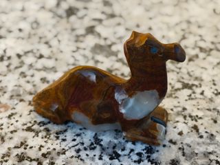 Figura de piedra tallada artesanal