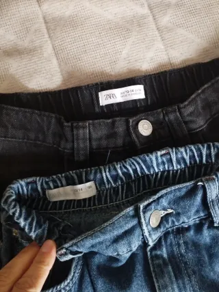 Pantalones vaqueros negros y azules