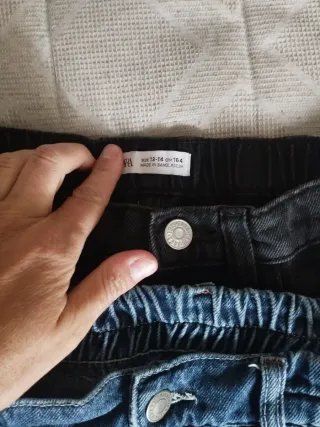 Pantalones vaqueros negros y azules