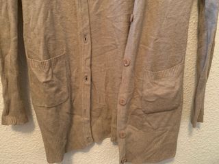cárdigan beige con adornos dorados e