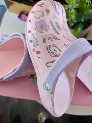 Zuecos rosas y morados de enfermera en apuros