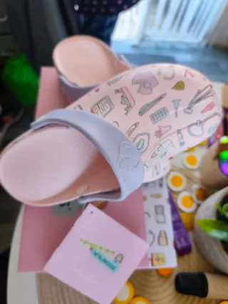 Zuecos rosas y morados de enfermera en apuros