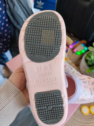 Zuecos rosas y morados de enfermera en apuros