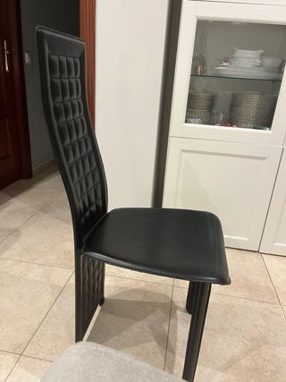 Sillas de comedor negras y naranjas