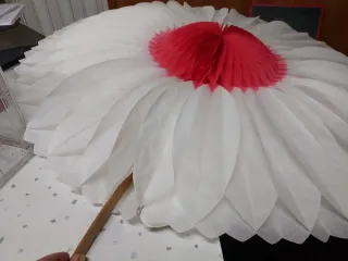 Festone a fiore di carta bianco e rosso