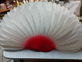 Festone a fiore di carta bianco e rosso