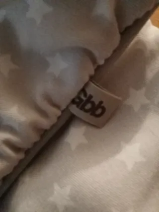 Saco de coche gris con estrellas